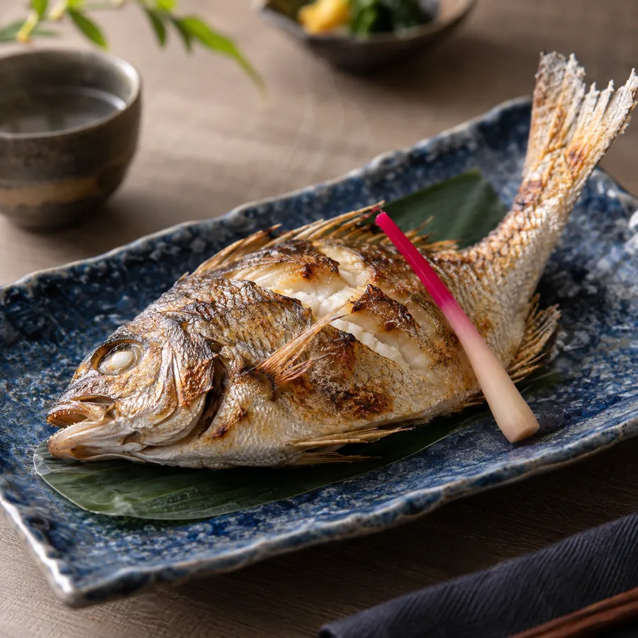 青い器に盛られた白身魚の塩焼き