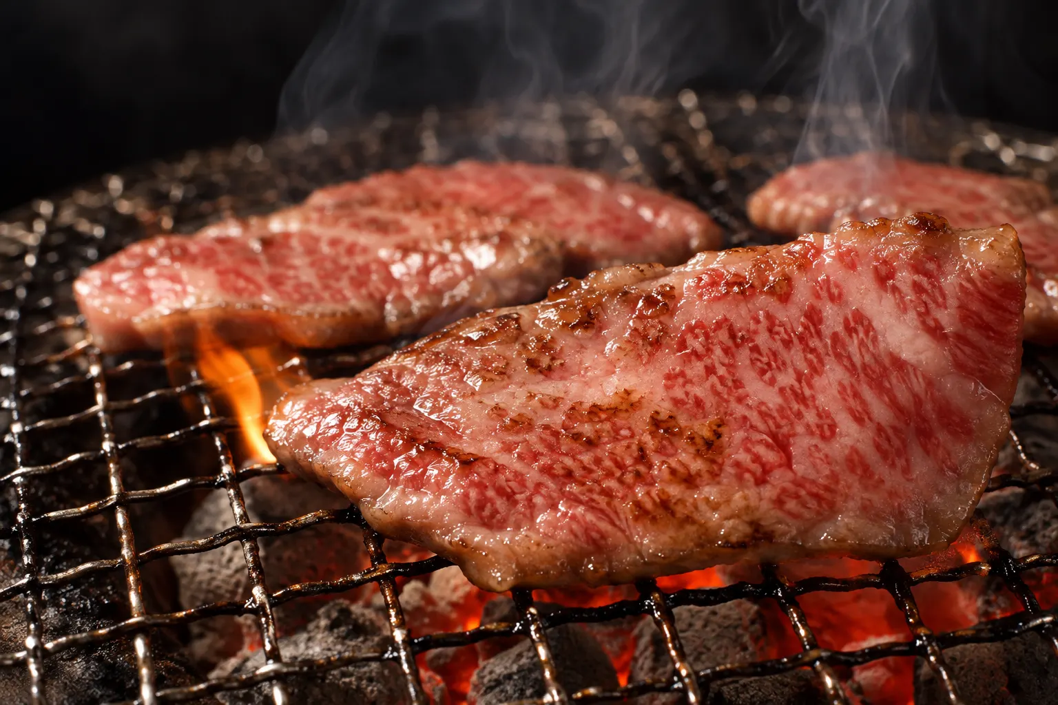 炭火で焼かれる霜降りの黒毛和牛